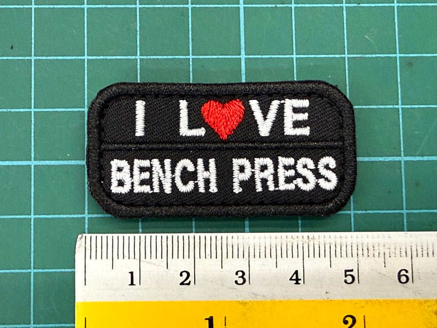 I LOVE BENCH PRESS VELCRO PATCH - 5 CM X 2.5 CM (BLACK)