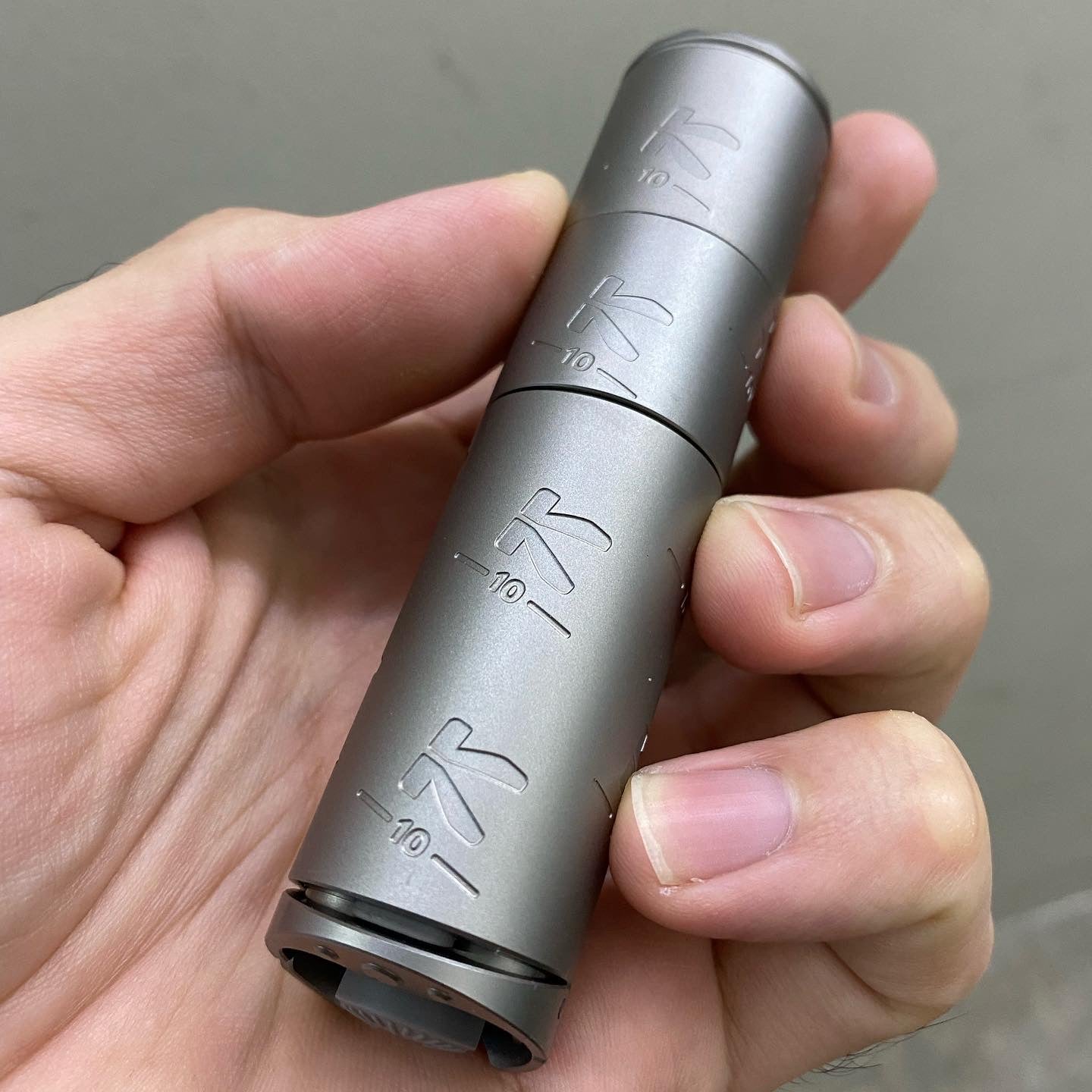 KLARUS K10 10TH ANNIVERSARY LED FLASHLIGHT - CREE XP-L HD V6 - 1200 LUMENS - TITANIUM (INCLUDES 1 X 16340)