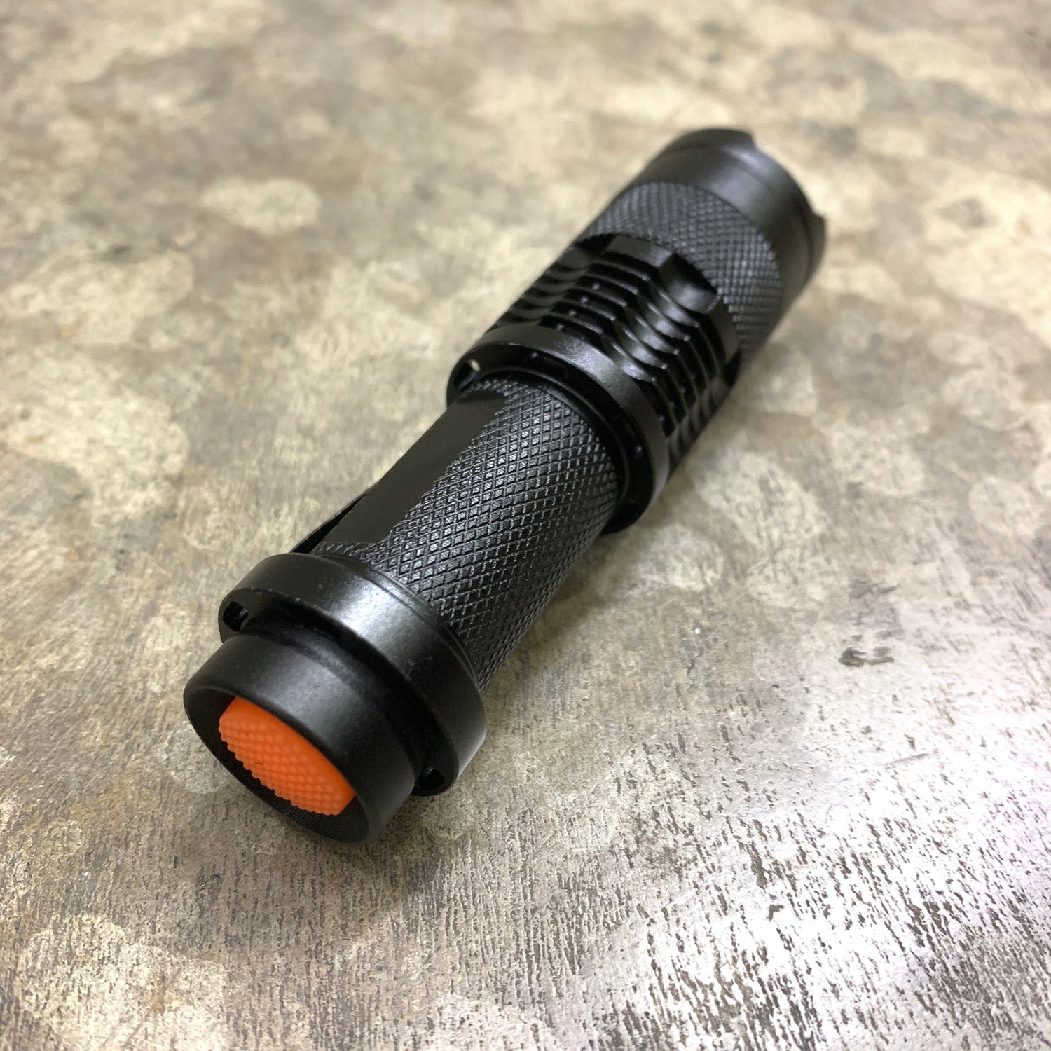 AA POCKET TORCH - 150 LUMENS (Zoom to Throw)